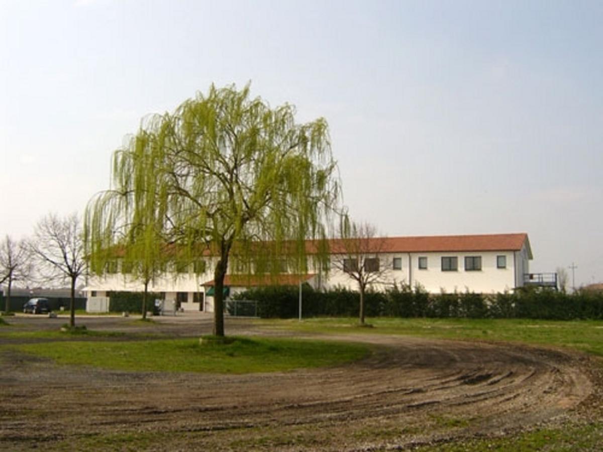 Hotel Lory Ficarolo Екстер'єр фото