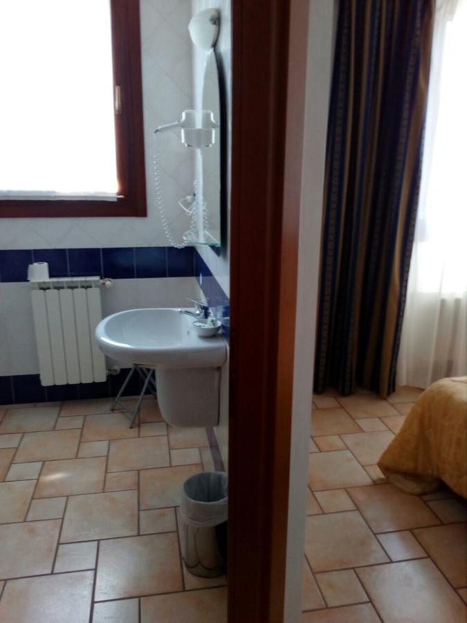 Hotel Lory Ficarolo Екстер'єр фото
