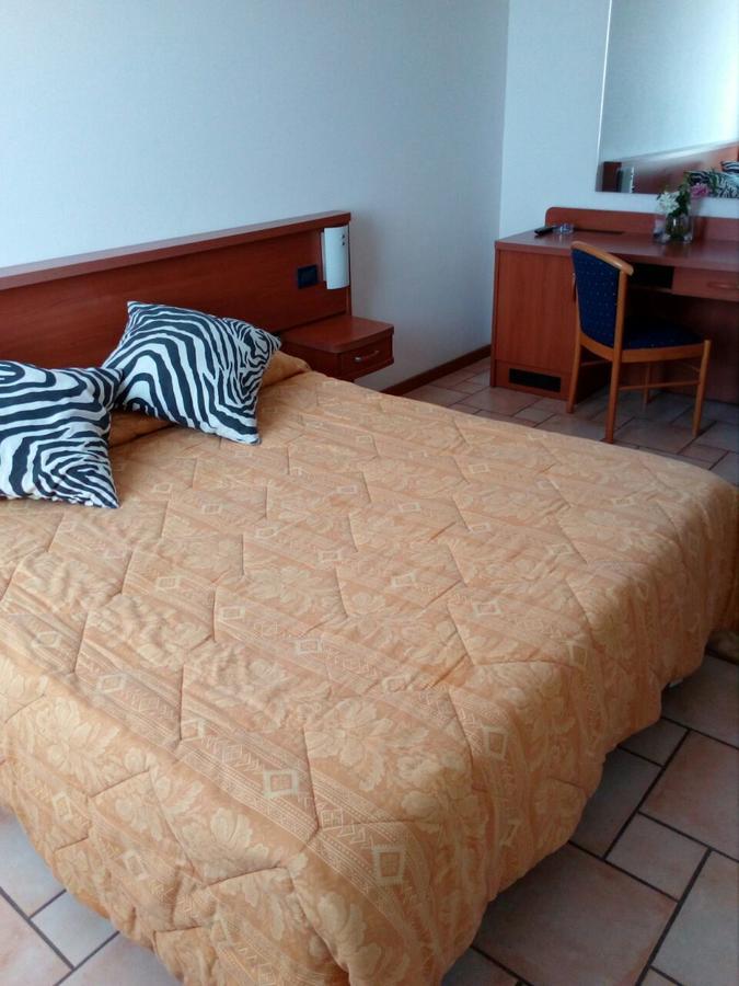 Hotel Lory Ficarolo Екстер'єр фото